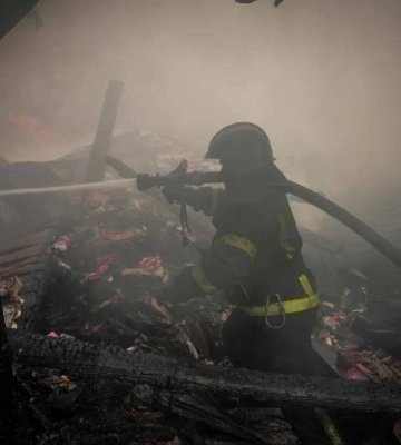 В Одесі загорівся склад зі взуттям