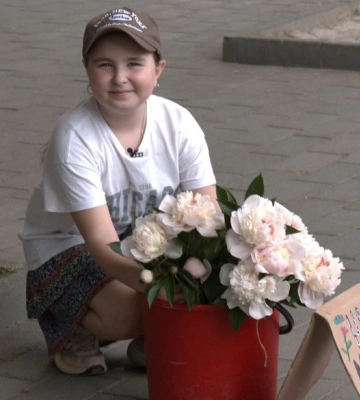 Школярка у Луцьку продає півонії, щоб зібрати гроші на квадрокоптер для підрозділу батька