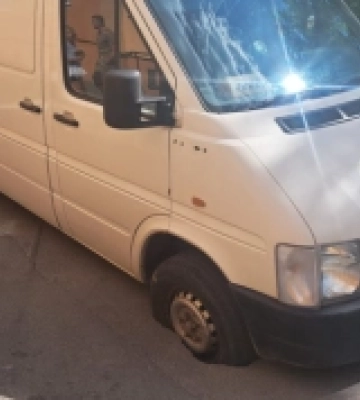 У Рівному мікроавтобус ускочив колесом у провалля в асфальті