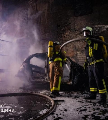 В Одесі загорілася споруда з легковими автомобілями