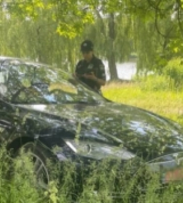У Рівному оштрафували водія, який припаркував авто на газоні