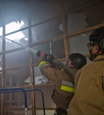 До ночи в Николаевской области тушили пожар здания магазина