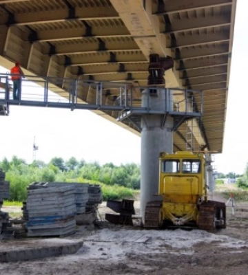 Потрібно ще два тижні: у Франківську майже відремонтували пішохідний міст на Пасічній