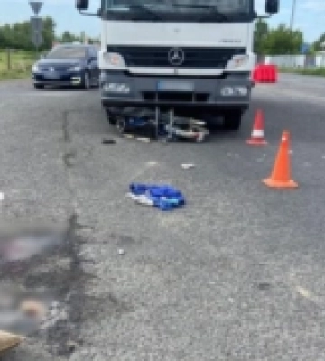 У ДТП в Ужгороді мотоцикліст потрапив під колеса вантажівки. ФОТО
