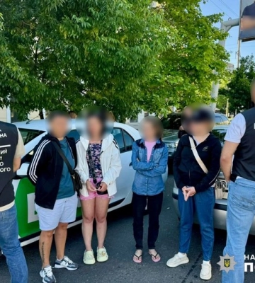 $4000 доларів за фіктивний шлюб з багатодітною жінкою: одеські поліцейські ліквідували схему незаконного виїзду чоловіків за кордон