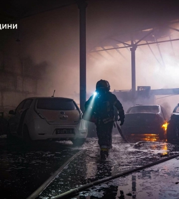 В Одесі рятувальники гасили палаючі автомобілі