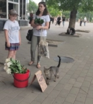 У центрі Луцька маленька донька військового продає квіти за донат, щоб назбирати на дрон