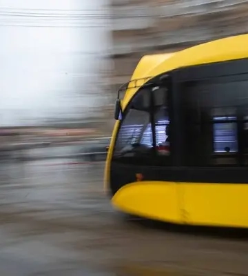 Петиція проти зупинення громадського транспорту під час тривог:  з &#039;явилося рішення влади Києва