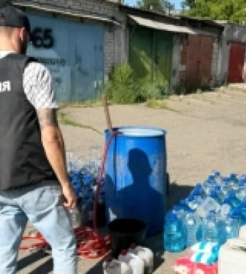 Організували підпільні цехи з виготовлення алкоголю: у Миколаєві викрили ділків фальсифікату 