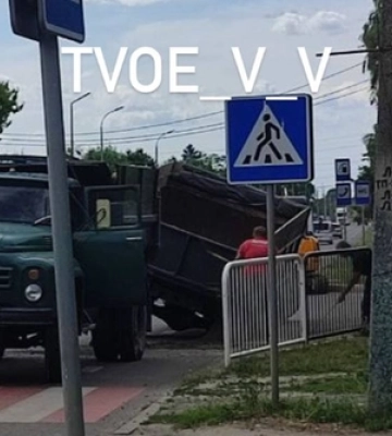 У Володимирі серед дороги у вантажівки відвалились колеса 