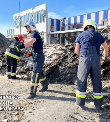 Идентификация жертв обстрела &quot;Эпицентра&quot; в Харькове: по ДНК опознали тело 17-летнего парня