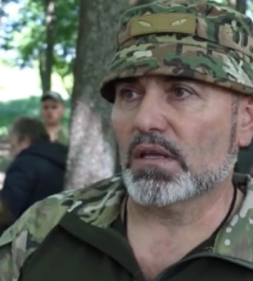 Тікали з окупованої території з білим прапором: морпіхи показали відео порятунку жителів Вовчанська