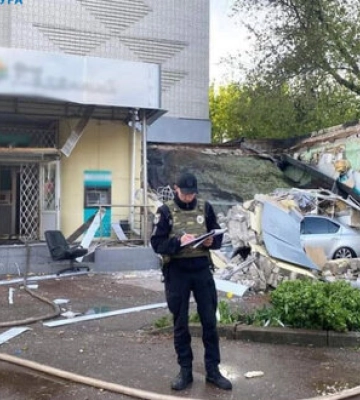 Затримано двох грабіжників банку в Чернігові: зробили підкоп, але перестаралися з димовою завісою і влаштували вибух. ФОТОрепортаж