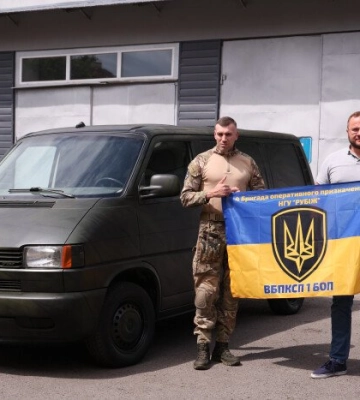 Захисникам України передали з Луцька мікроавтобус і спорядження