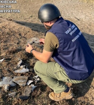 Гаражи и спортплощадка: РФ сбросила на Киевский район Харькова три авиабомбы