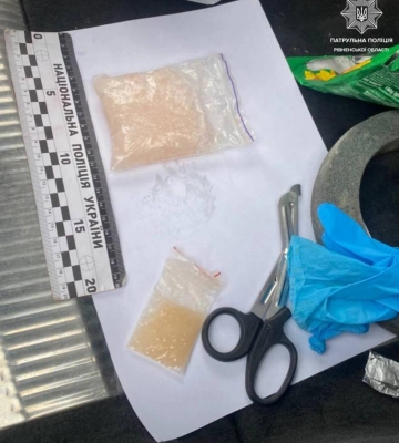 На Рівненщині у водія, який порушив ПДР, під час огляду авто виявили наркотики