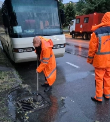 В Одесі через сильний дощ затоплені магістральні вулиці