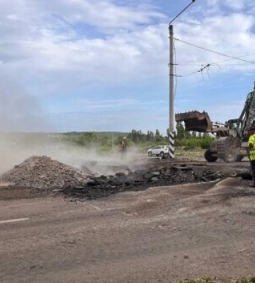 Рашисти вдарили по Краматорську: зруйновано дорожнє покриття, пошкоджено багатоповерхівки. ФОТОрепортаж