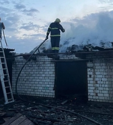 На Волині дві години гасили палаючу споруду 