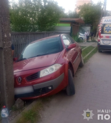 У Сумах автівка наїхала на неповнолітню, яка сиділа на узбіччі, та в електроопору