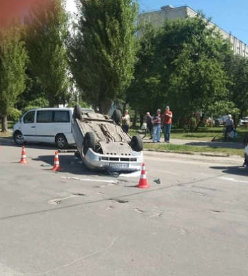 У Сумах автівка наїхала на неповнолітню, яка сиділа на узбіччі, та в електроопору