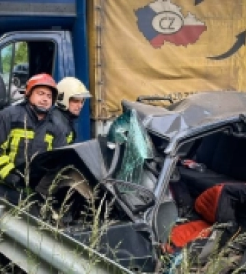 У Хусті рятувальники деблокували водія з понівеченого легкового авто після ДТП