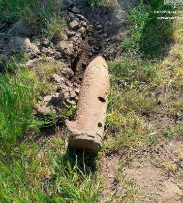 У Черкасах чоловік виявив боєприпас, схожий на снаряд (ФОТО)