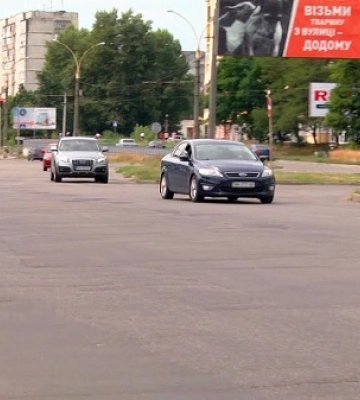 У Сумах автівка наїхала на неповнолітню, яка сиділа на узбіччі, та в електроопору