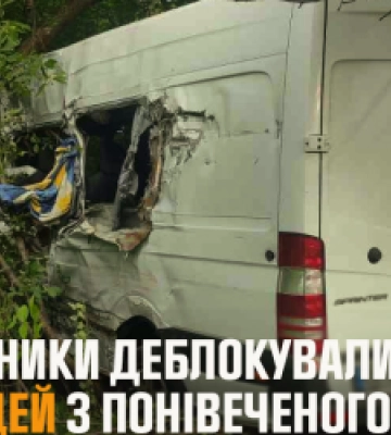 На Золочівщині зіткнулися фура та бус, є постраждалі