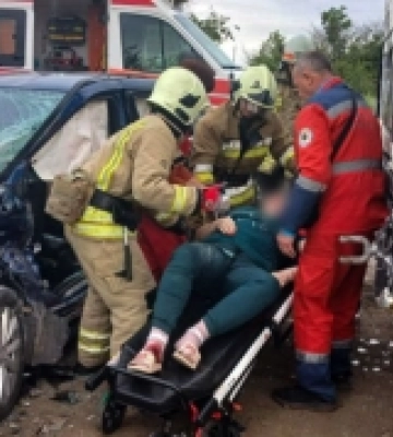 Зіткнення легковика та вантажівки на Миколаївщині: рятувальники деблокували постраждалу водійку
