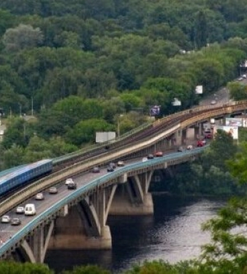 Влада Києва оголосила тендер на ремонт аварійного мосту Метро за 2 мільярди