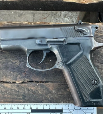 В Оболонському районі Києва чоловік влаштував стрілянину, є постраждалий