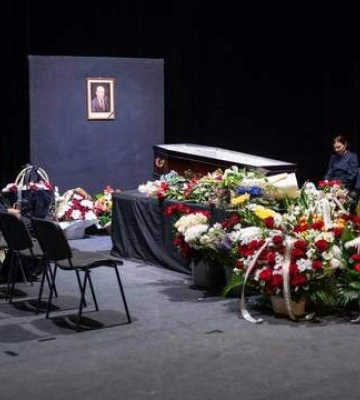 "Останні оплески для корифея": у Львові попрощалися з Богданом Козаком