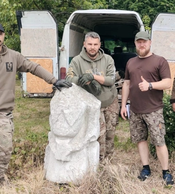 До Дніпра із зони бойових дій вивезли скульптури кам’яних баб