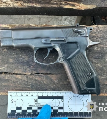 В Оболонському районі Києва чоловік влаштував стрілянину, є постраждалий
