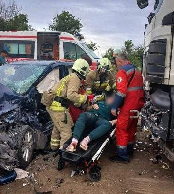 Зіткнення легковика та вантажівки на Миколаївщині: рятувальники деблокували постраждалу водійку