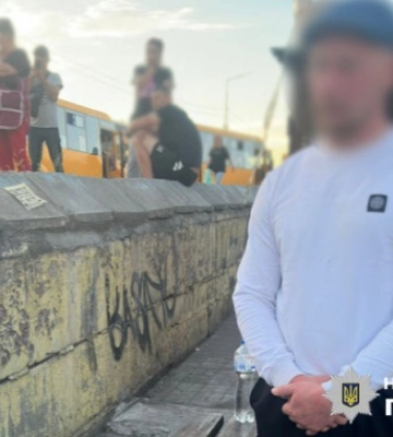 В Оболонському районі Києва чоловік влаштував стрілянину, є постраждалий