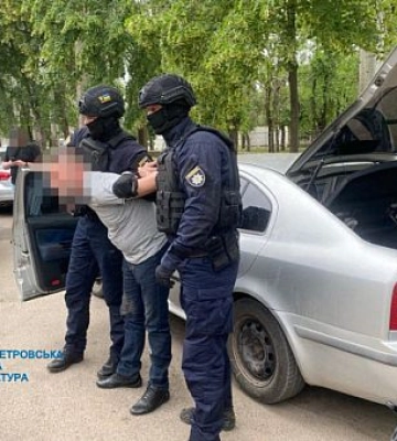 Требовали у предпринимателя 3 000 долларов несуществующего долга: в Кривом Роге задержали подозреваемых