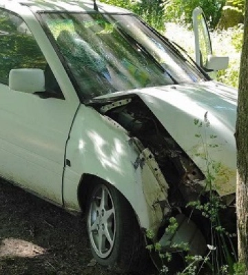 Двоє постраждалих: у Сумах авто врізалося в дерево