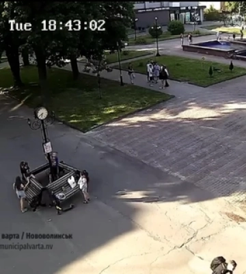 У Нововолинську діти розбили міський годинник