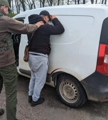 5 років проведе за ґратами 26-річний житель Сумщини, який допомагав військовозобов’язаним незаконно перетинати кордон