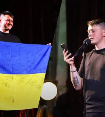 Зібрали чималу суму: боєць ЗСУ Артур Дронь читав вірші й прозу на благодійному вечорі у Львові