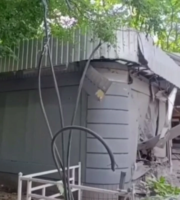 Російські військові обстріляли центр Херсона: місцева влада поділилась відео наслідків