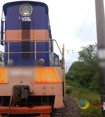 Хотіла перебігти залізничні колії: в Одесі потяг на смерть збив жінку