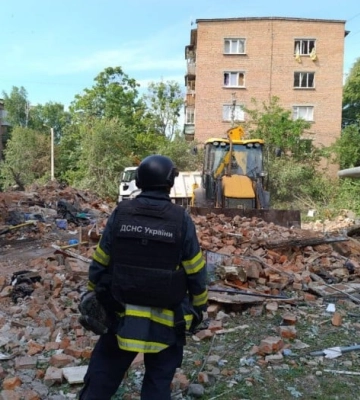 У Харкові російські ракети влучили у житлову п’ятиповерхівку (, )