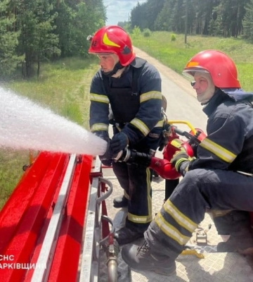 3700 гектарів лісів горять в Харківській області