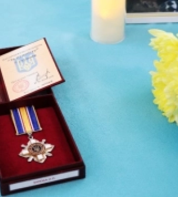 У райцентрі на Рівненщині родичам загиблих захисників вручили посмертні нагороди оборонців