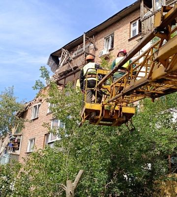 У Харкові комунальники усувають наслідки ракетного удару