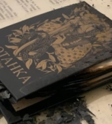«Книги, знищені Росією»: на «Арсеналі» показали книжки з обстріляної типографії у Харкові