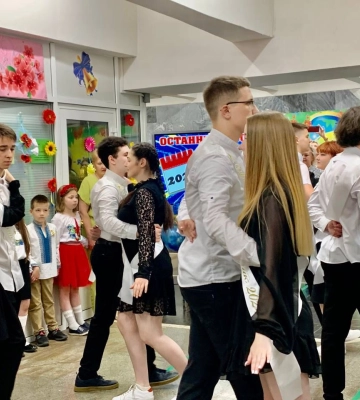 Шкільний вальс під землею: останній дзвоник пролунав у Харкові 